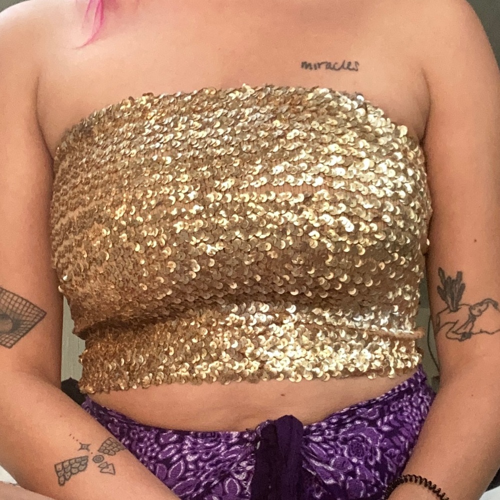Stretchy sequenced gold top